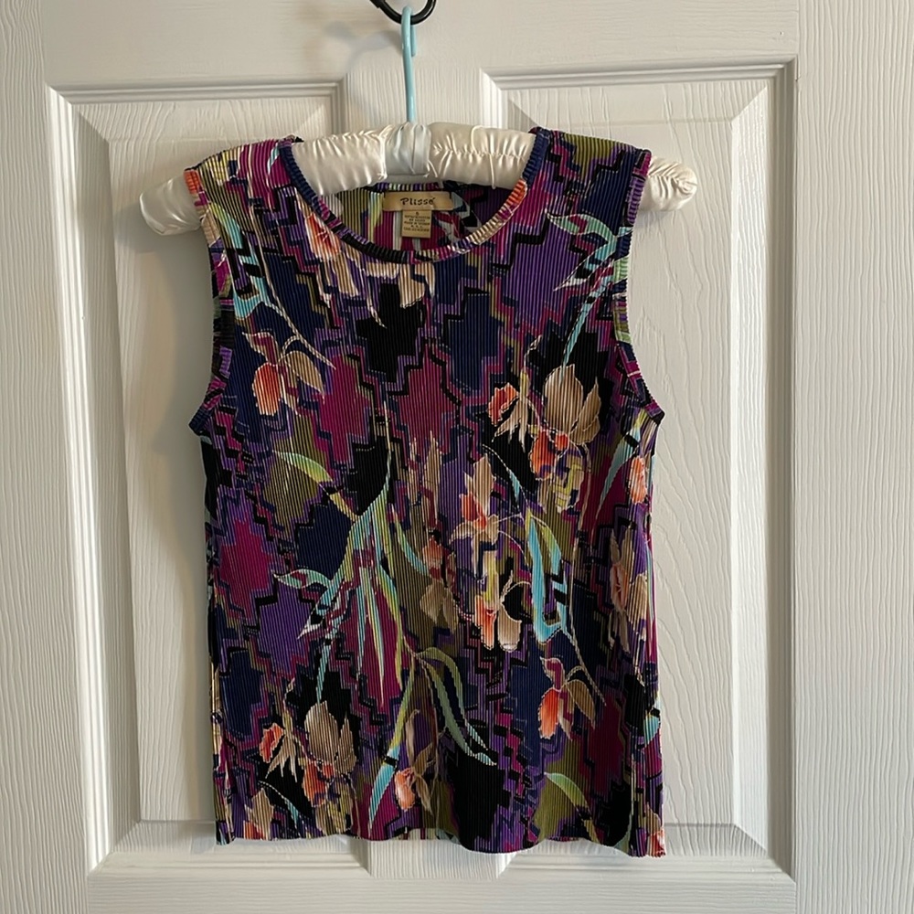 Sleeveless stretch top. 20.5" long.